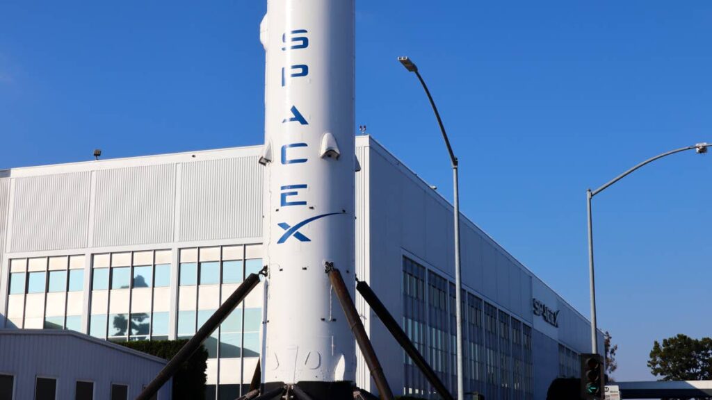 hawthorne-california-exterior-view-of-spacex-headquarters.jpg